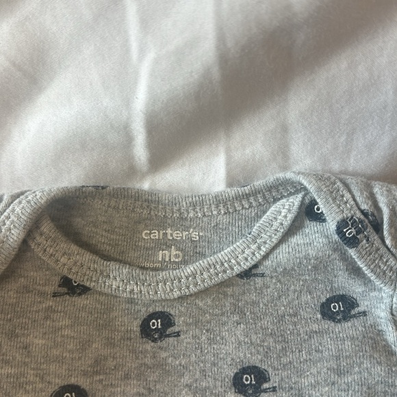 Carter's - set of 4 newborn onesie tops/shirts. - Picture 4 of 6
